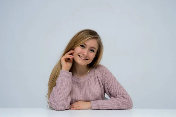 Schöne Mädchen Verschiedenen Posen Zeigt Unterschiedliche Emotionen Auf Unterschiedlichen Hintergründen — Stockfoto