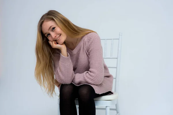 Mooi Meisje Verschillende Poses Toont Verschillende Emoties Verschillende Achtergronden Verschillende — Stockfoto