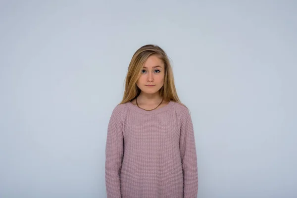 Schöne Mädchen Verschiedenen Posen Zeigt Unterschiedliche Emotionen Auf Unterschiedlichen Hintergründen — Stockfoto