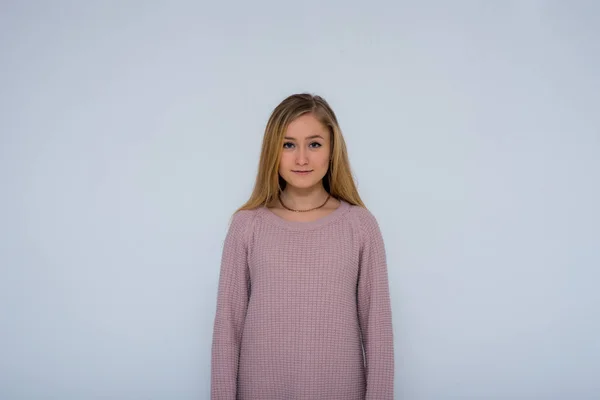 Όμορφο Κορίτσι Διαφορετικές Πόζες Δείχνει Διαφορετικά Συναισθήματα Διαφορετικά Υπόβαθρα Διαφορετικά — Φωτογραφία Αρχείου