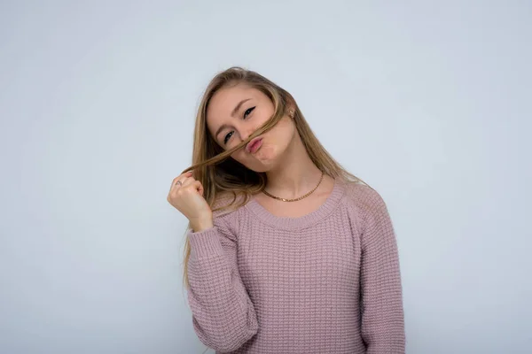 Menina Bonita Poses Diferentes Mostra Emoções Diferentes Diferentes Origens Roupas — Fotografia de Stock