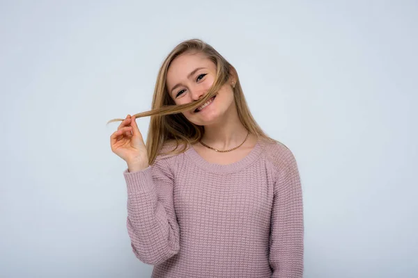 Hermosa Chica Diferentes Poses Muestra Diferentes Emociones Diferentes Fondos Diferentes — Foto de Stock