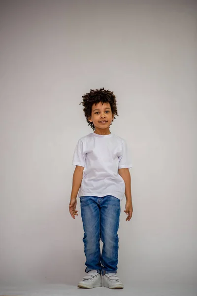 Αγόρι Σκουρόχρωμων Μπλε Τζιν Και Ένα Λευκό Πουλόβερ Διαφορετικές Πόζες — Φωτογραφία Αρχείου