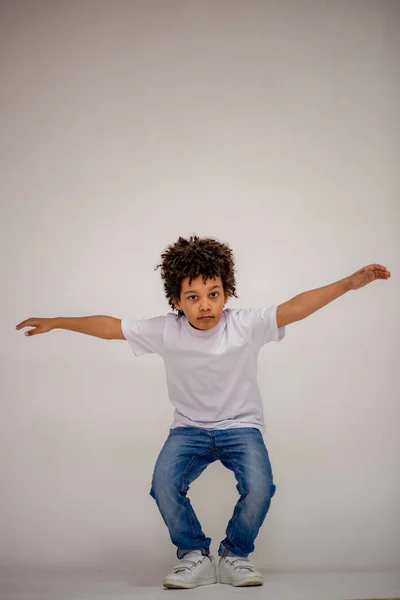 Garçon Peau Foncée Jeans Bleus Dans Pull Blanc Dans Différentes — Photo