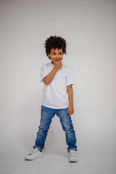 Ciemnoskóry Chłopiec Dżinsach Biały Sweter Różnych Pozach Pokazuje Różne Emocje — Zdjęcie stockowe