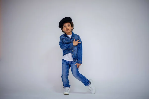 Chico Piel Oscura Vaqueros Azules Suéter Blanco Diferentes Poses Muestra —  Fotos de Stock