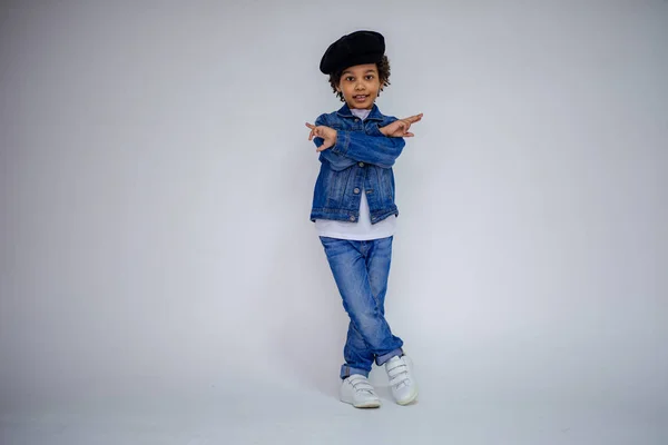 Garçon Peau Foncée Jeans Bleus Dans Pull Blanc Dans Différentes — Photo