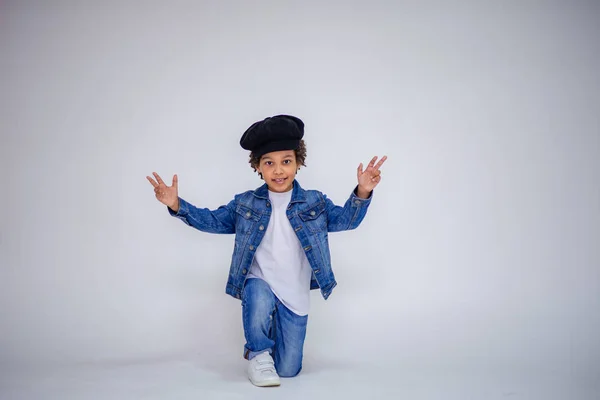 Chico Piel Oscura Vaqueros Azules Suéter Blanco Diferentes Poses Muestra —  Fotos de Stock