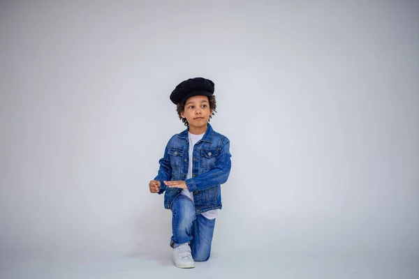 Chico Piel Oscura Vaqueros Azules Suéter Blanco Diferentes Poses Muestra —  Fotos de Stock