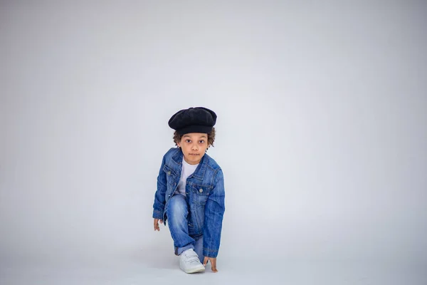 Chico Piel Oscura Vaqueros Azules Suéter Blanco Diferentes Poses Muestra —  Fotos de Stock