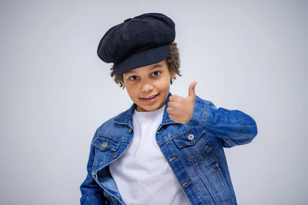 Garçon Peau Foncée Jeans Bleus Dans Pull Blanc Dans Différentes — Photo