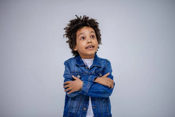 Mörkhyade Pojke Blå Jeans Och Vit Tröja Olika Poser Visar — Stockfoto