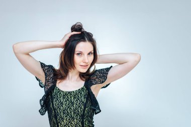 güzel kız beyaz bir arka plan üzerinde beyaz bir arka plan üzerinde bir sürpriz hayran