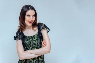 güzel kız beyaz bir arka plan üzerinde beyaz bir arka plan üzerinde bir sürpriz hayran