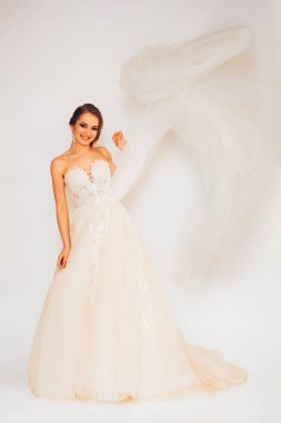 bir gelinlik güzel genç gelin farklı pozlar gösterir