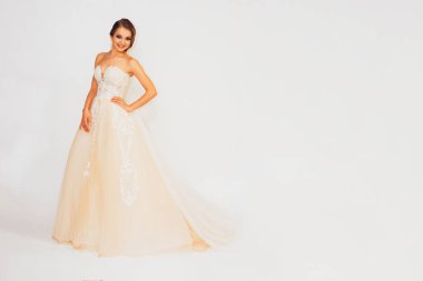 bir gelinlik güzel genç gelin farklı pozlar gösterir