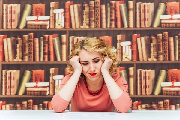 Mooi meisje toont verschillende emoties — Stockfoto