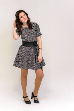 Beyaz bir arka planda farklı pozlar güzel genç esmer kız