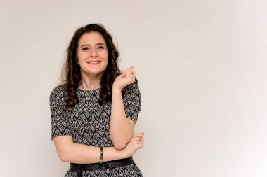 Beyaz bir arka planda farklı pozlar güzel genç esmer kız