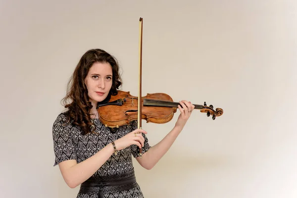 Belle Fille Dans Une Robe Jouant Violon — Photo