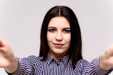 Beyaz bir arka planda farklı pozlar güzel genç esmer kız