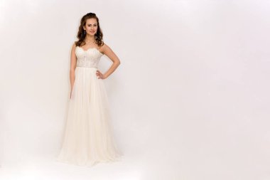 güzel gelin farklı pozlar beyaz arka plan üzerinde beyaz gelinliği içinde farklı duygular gösterir