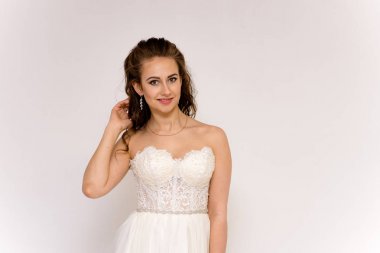 güzel gelin farklı pozlar beyaz arka plan üzerinde beyaz gelinliği içinde farklı duygular gösterir