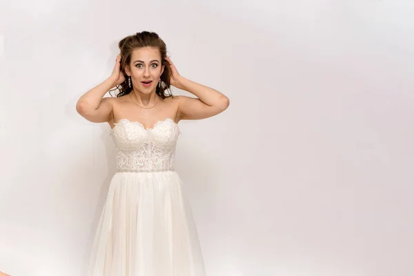 Noiva Bonita Vestido Noiva Branco Poses Diferentes Fundos Brancos Mostra — Fotografia de Stock