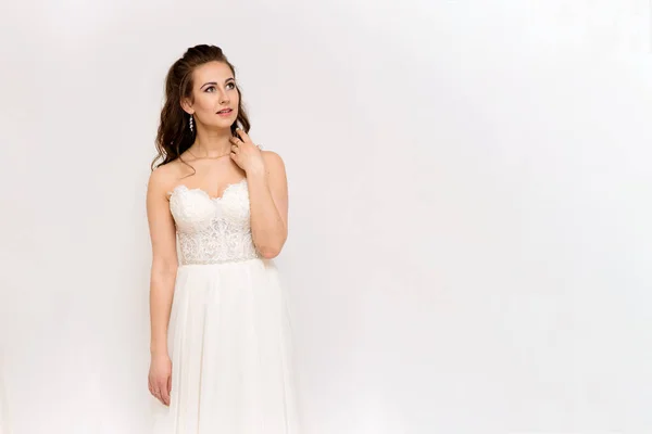 Schöne Braut Weißen Brautkleid Verschiedenen Posen Auf Weißem Hintergrund Zeigt — Stockfoto