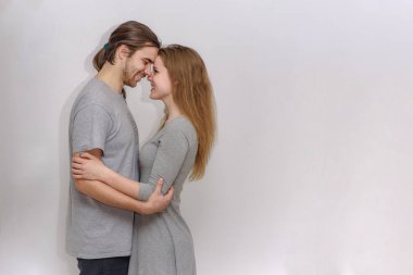 genç ve güzel bir adam ve kadın farklı teşkil etmektedir beyaz arka plan üzerinde duran