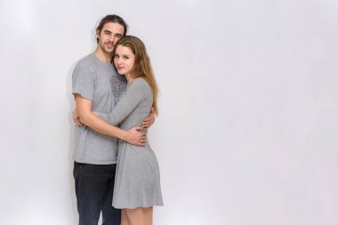 genç ve güzel bir adam ve kadın farklı teşkil etmektedir beyaz arka plan üzerinde duran