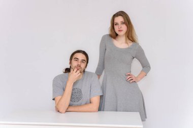 Bir adam bir kadın farklı teşkil etmektedir yanında duruyor bir masada oturuyor