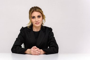 farklı pozlar bir masada oturan güzel kız