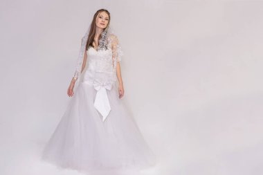 güzel gelin farklı pozlar beyaz arka plan üzerinde beyaz gelinliği içinde farklı duygular gösterir