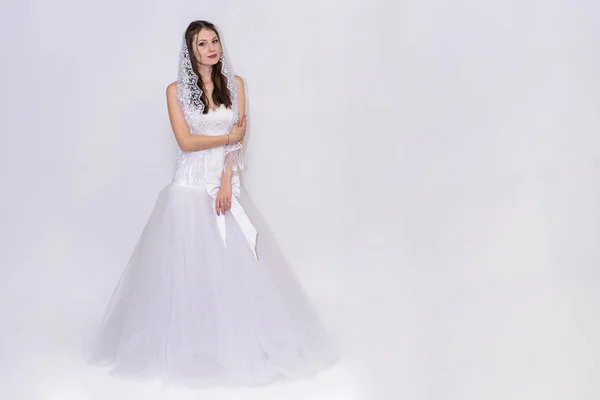 美丽的新娘穿着白色婚纱在不同的姿势白色背景显示不同的情绪 — 图库照片