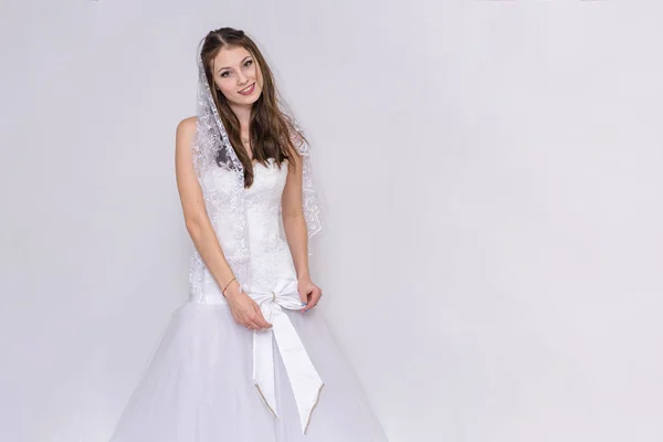 Красивая Невеста Белом Свадебном Платье Разных Позах Белом Фоне Показывает — стоковое фото