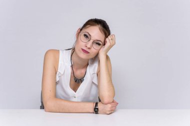 farklı pozlar bir masada oturan güzel kız