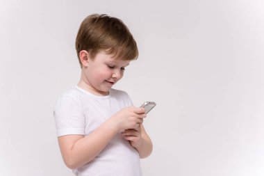 Evet ve beyaz bir arka planda farklı pozlar Smartphone'da düğmeleri tıklayarak 6 yaşındaki yakışıklı