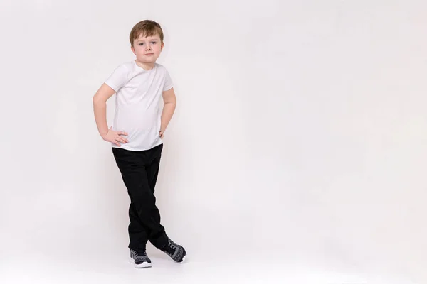 Mignon Garçon Âgé Ans Montre Sur Fond Blanc Dans Différentes — Photo