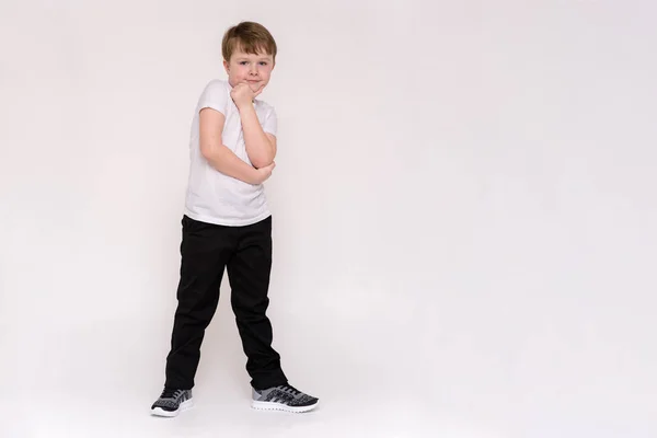 Χαριτωμένο Αγόρι Ηλικίας Ετών Δείχνει Άσπρο Φόντο Διαφορετικές Πόζες Διαφορετικά — Φωτογραφία Αρχείου
