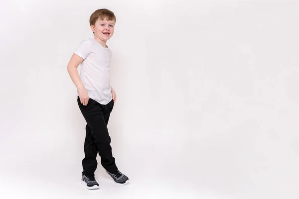 可爱的男孩年龄6岁显示在白色背景不同的姿势不同的情绪 — 图库照片