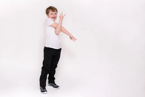 Χαριτωμένο Αγόρι Ηλικίας Ετών Δείχνει Άσπρο Φόντο Διαφορετικές Πόζες Διαφορετικά — Φωτογραφία Αρχείου