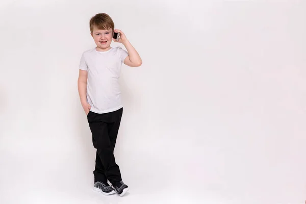 Ładna Letniego Chłopca Rozmawia Przez Telefon Następnie Klikając Przyciski Smartphone — Zdjęcie stockowe