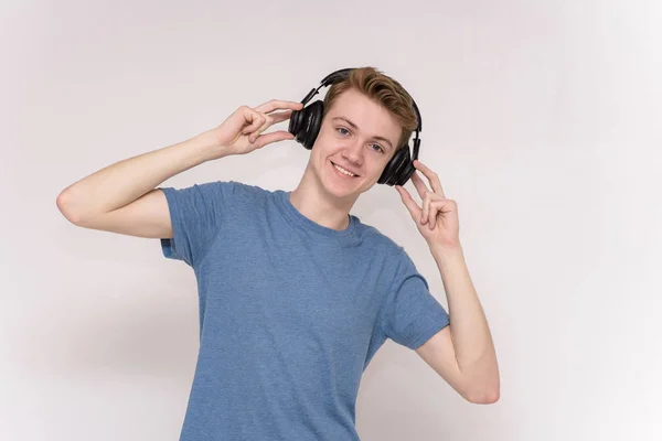 Tânăr Căști Ascultând Muzică Fundal Alb Diferite Poziții — Fotografie, imagine de stoc