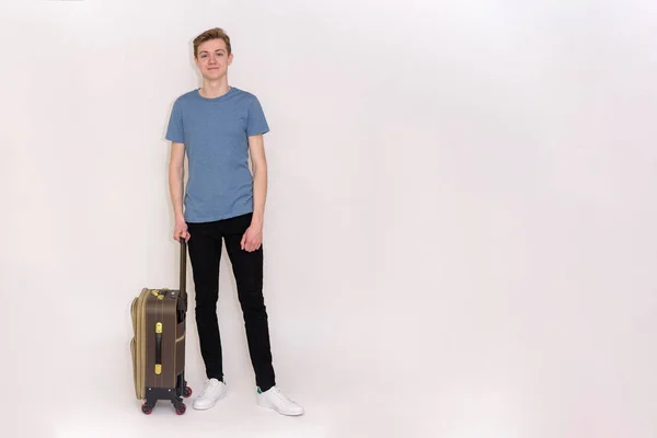 Genç Adamla Farklı Pozlar Beyaz Bir Arka Plan Üzerinde Bavul — Stok fotoğraf
