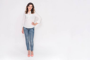 güzel kız beyaz bir arka planda farklı pozlar