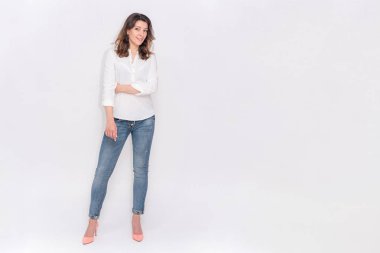 güzel kız beyaz bir arka planda farklı pozlar