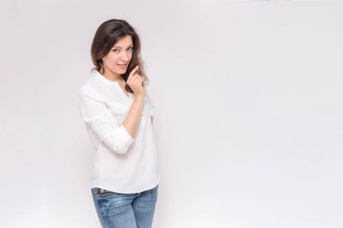 güzel kız beyaz bir arka planda farklı pozlar