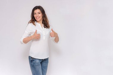 güzel kız beyaz bir arka planda farklı pozlar