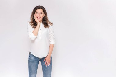 güzel kız beyaz bir arka planda farklı pozlar